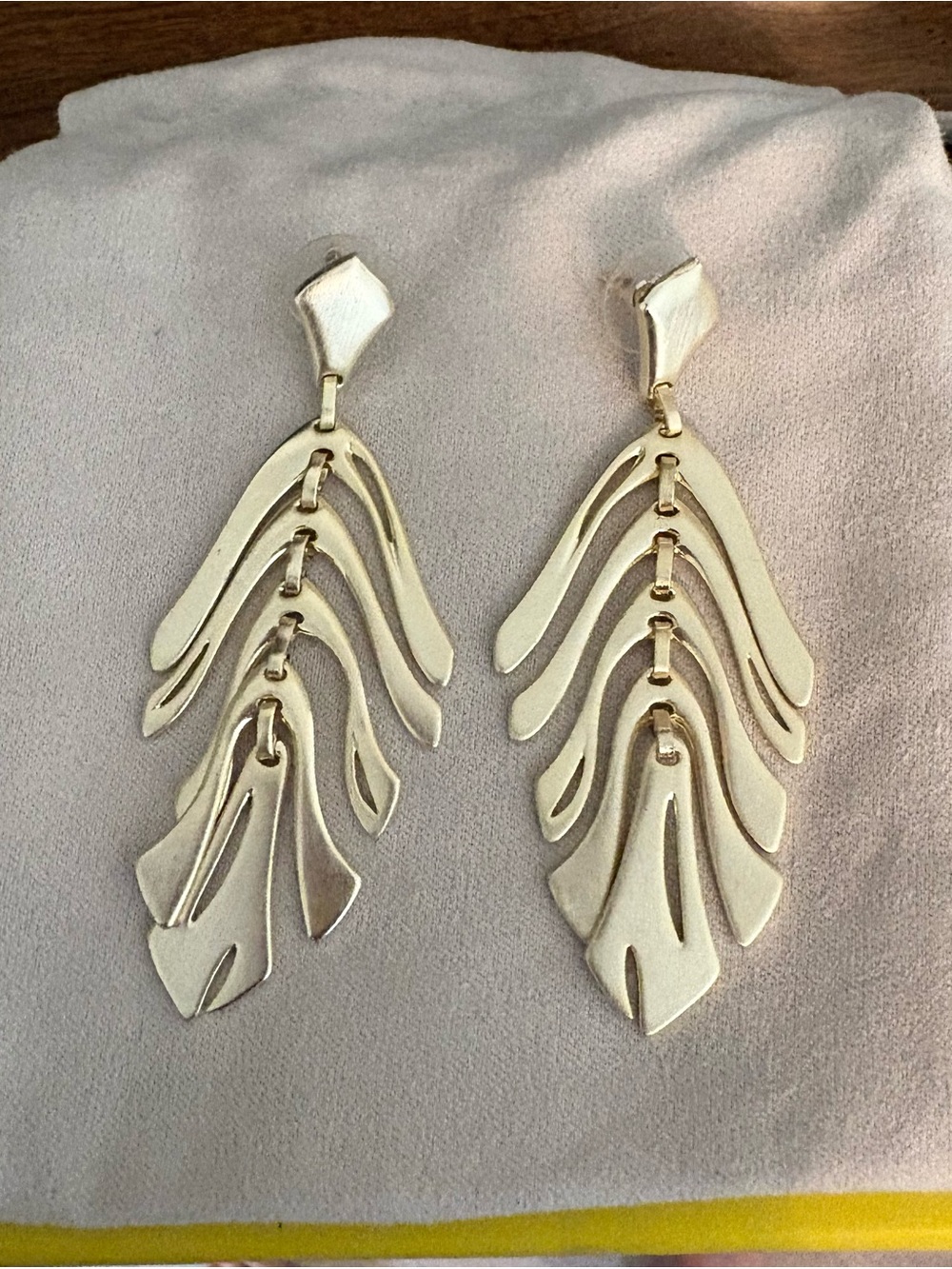 Kendra Scott Brushed gold leaf earrings. Luca- Includes gift box! NIB - Picture 4 of 11